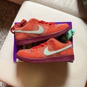Nike SB Dunk Low “Mystic Red”